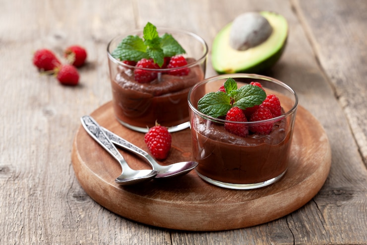 Foto mousse de chocolate com abacate