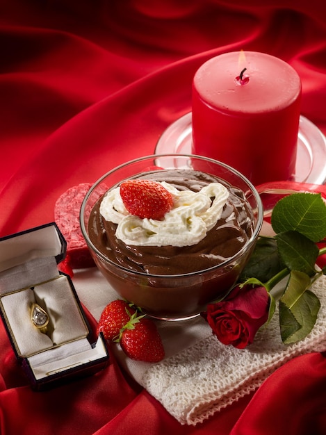 Mousse de chocolate com rosas vermelhas e sobremesa de aniversário de anel de diamante