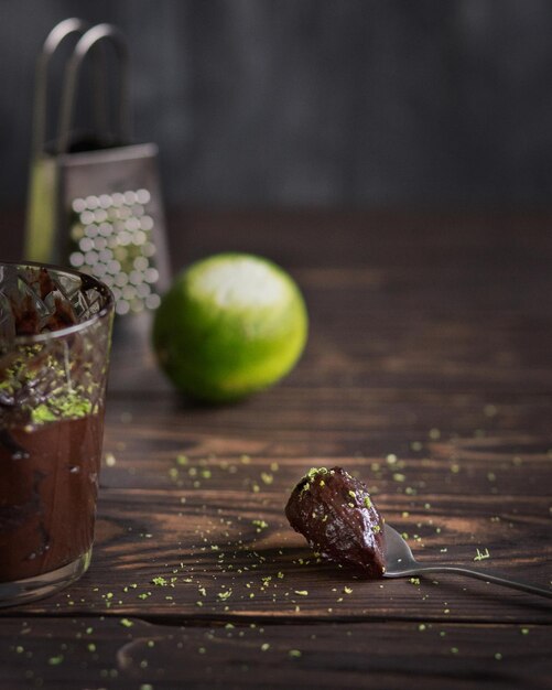 Mousse de chocolate com sobremesa de creme de limão em um copo ganache de chocolate amargo