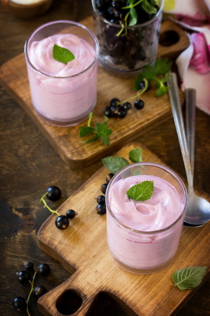 Mousse de groselha preta caseira em mesa de madeira rústica deliciosa sobremesa de verão