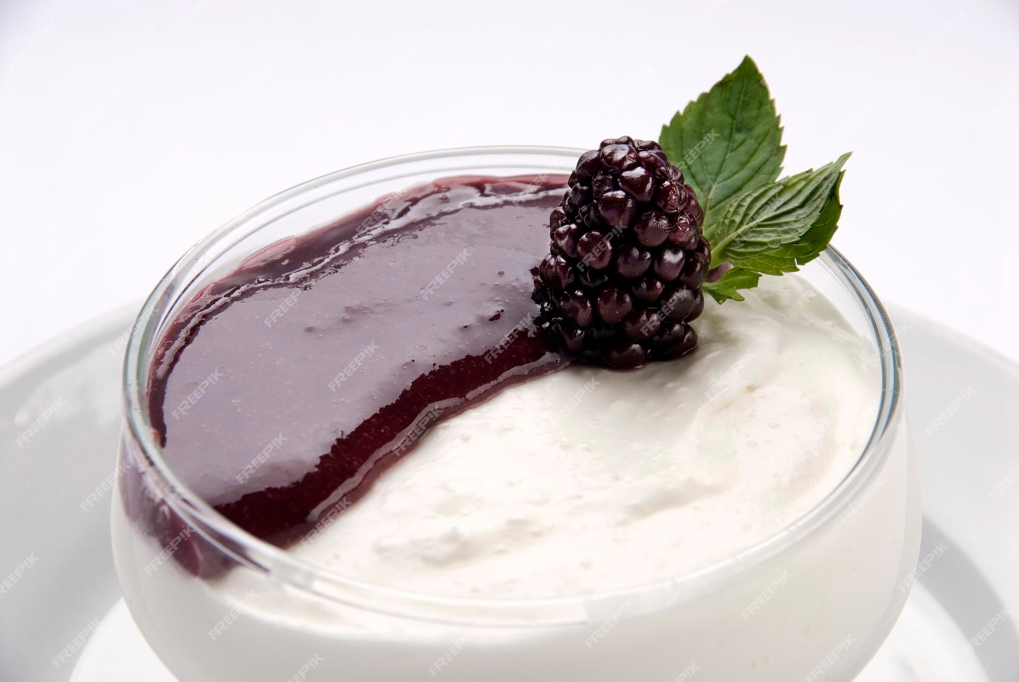 Mousse de iogurte natural com geleia de morango e champagne