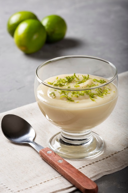 Mousse de limão com raspas de limão por cima