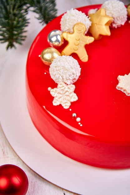 Foto mousse de sobremesa de bolo de natal coberto com esmalte vermelho