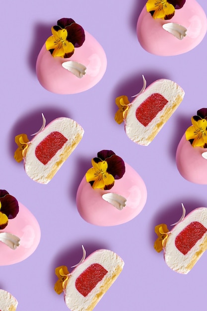 Mousse-Kuchen mit Zuckerguss auf rosa Hintergrund Minimalistische Komposition