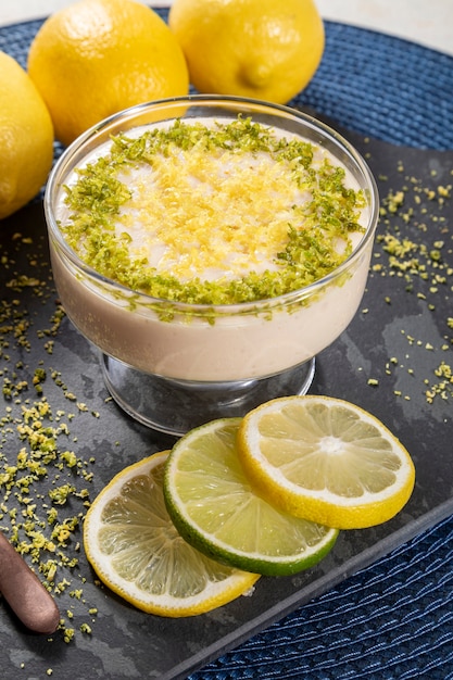 Mousse de limón en cuenco de cristal con ralladura de limón.