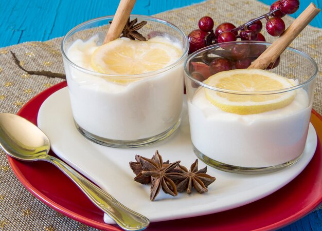 Foto mousse de limón servido en vaso de vidrio