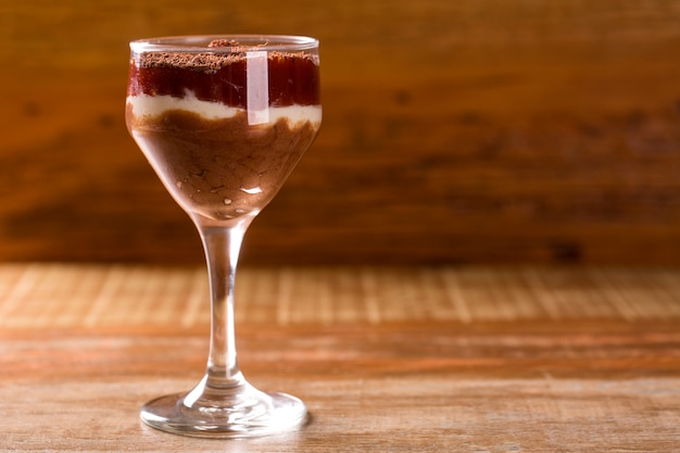 mousse de mantequilla de maní, queso crema con guayaba y medio chocolate amargo