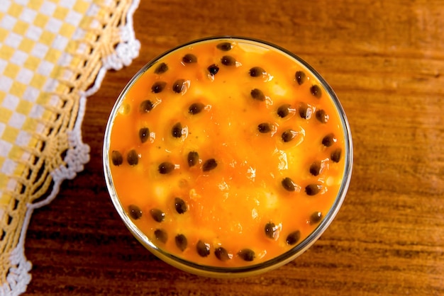 Mousse de maracuyá sobre mesa de madera