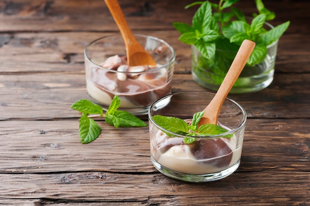 Mousse mit Sahne und Schokolade