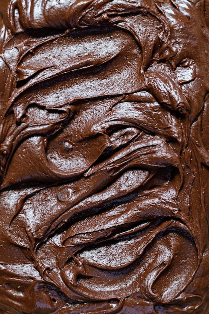 Mousse mit Schokoladentextur und Stücken von Schokoladentropfen. Rohteig für die Herstellung von amerikanischen Brownies