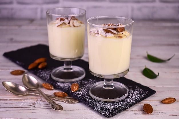 Mousse o budín de vainilla con almendras y azúcar glass.