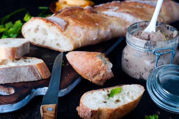 Mousse, patê em uma jarra com baguete e salsa