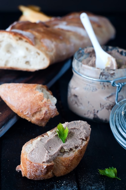 mousse, paté en una jarra con baguette y perejil