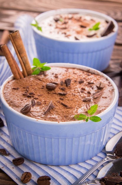 Foto mousse de queso con menta y canela en mesa de madera. desierto