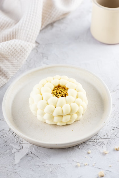 Mousse-Torte mit Honig-Zitrone und Lavendel auf hellem Hintergrund