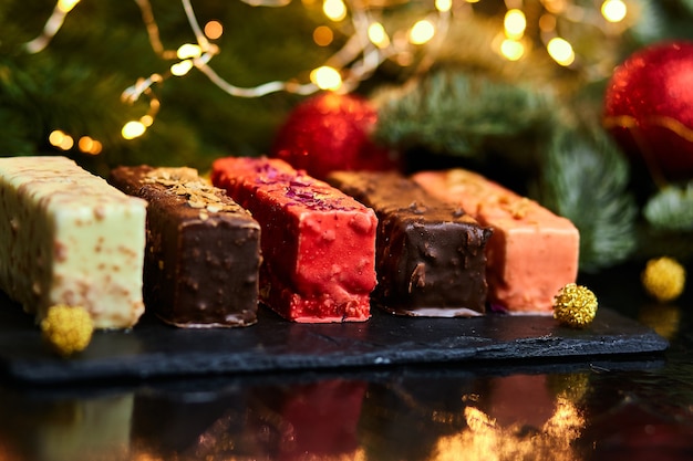 Mousse Weihnachtsgebäck Minikuchen Dessert mit Neujahrsdekorationen