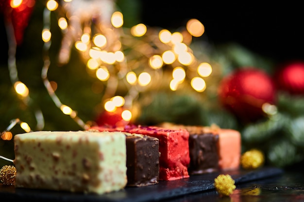 Mousse Weihnachtsgebäck Minikuchen Dessert mit Neujahrsdekorationen