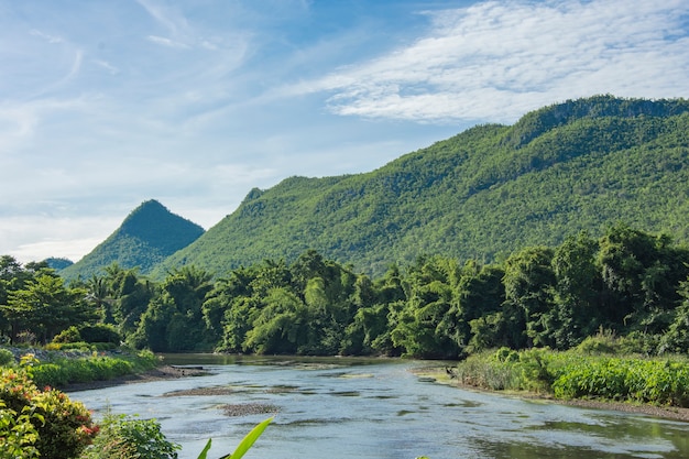 Moutain del río y cielo azul en Tailandia