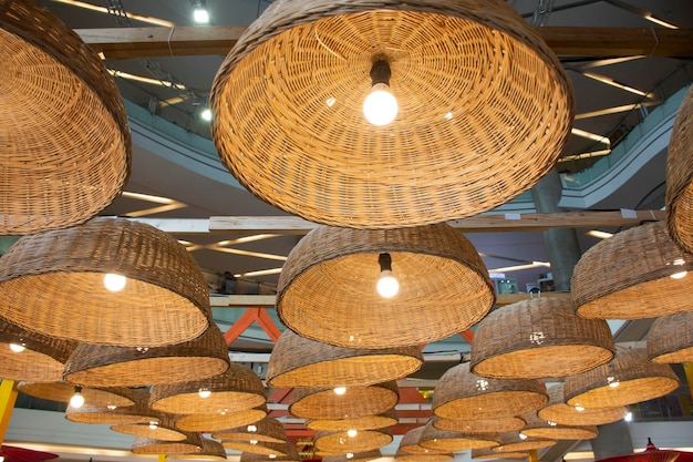 Móveis de decoração de interiores e lâmpada de teto de iluminação com tecido de vime de bambu no telhado na sala de café vintage retro clássico para viajantes viajar visitar e relaxar em Bangkok Tailândia
