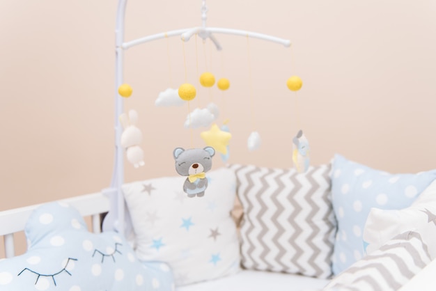 Móveis para bebês com diferentes brinquedos em forma de animais e estrelas, brinquedos de feltro no berço
