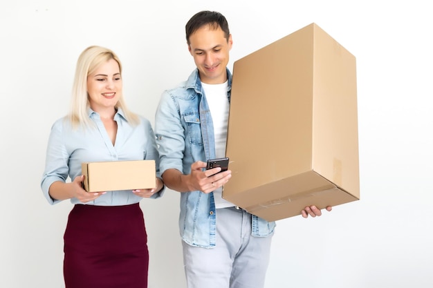 Mover-se, casa e conceito de família - sorrindo casal segurando caixas de papelão