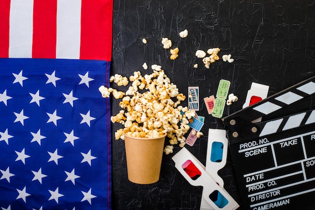 Movie clapper board USA flag, gafas de cine 3d y palomitas de maíz. industria del cine, entretenimiento