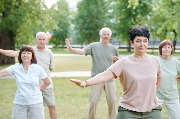 Moviendo los brazos en la práctica de qigong