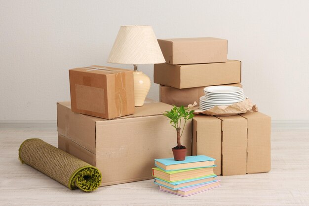 Foto moviendo cajas en el suelo en una habitación vacía