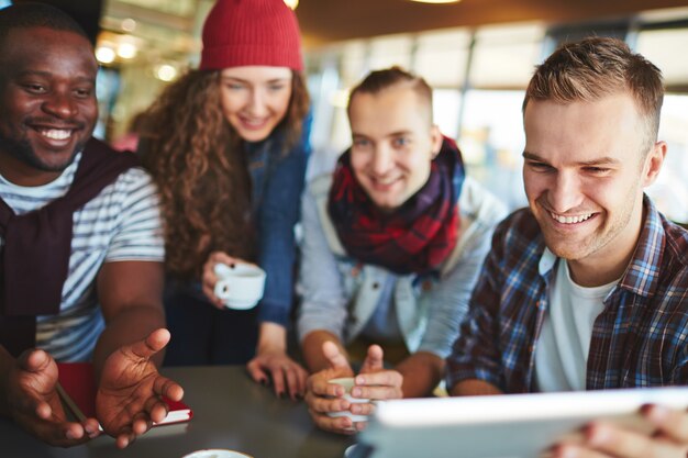 la movilidad amigos contemporáneos tecnología feliz