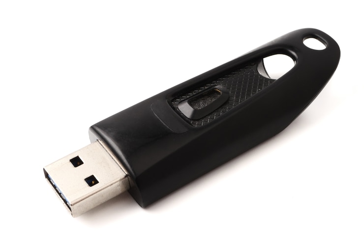 Foto movimentação instantânea do usb em um fundo branco.