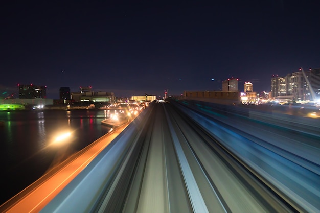 Foto movimento borrado de trem movendo-se dentro do túnel com a luz do dia em tóquio, japão