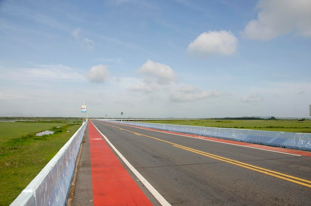 Movimento da estrada de tráfego na ponte Thalesap Songkhla BridgeEkachai ou Thanon Chaloem Phra Kiat 80 Phansa Road em 14 de julho de 2016 em Phatthalung Tailândia