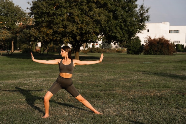 Movimento da mão da meditação qigong Garota atraente meditando no parque verde