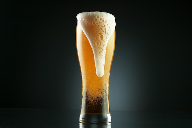 Movimento de congelamento de derramamento de cerveja em cerveja de vidro