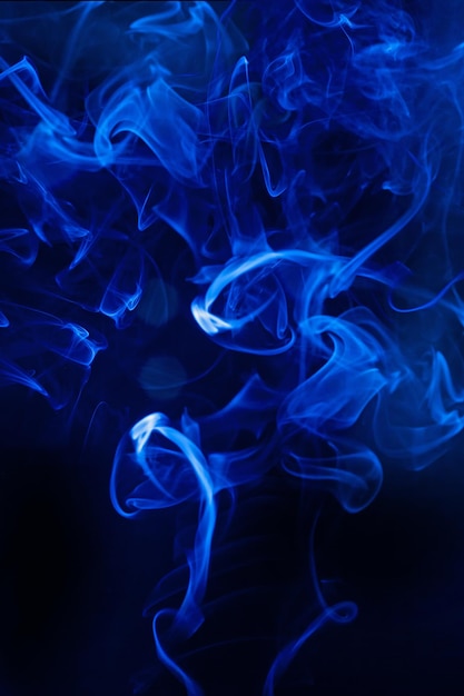 Movimento de fumaça azul em fundo preto