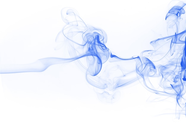 Movimento de fumaça azul no fundo branco