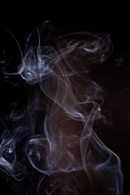 Movimento de fumaça em fundo preto.