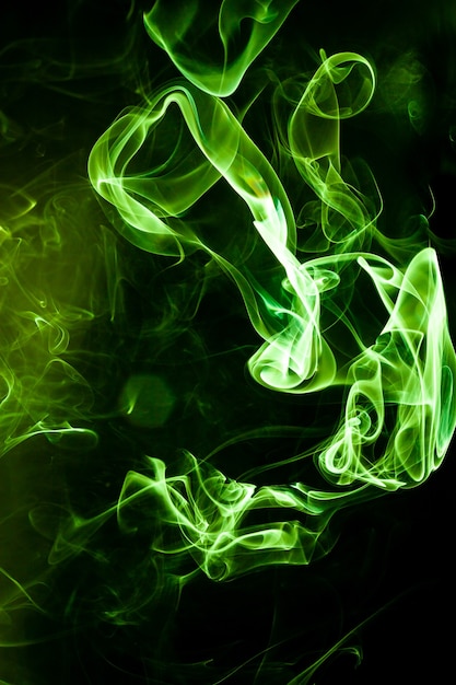 Movimento de fumaça verde sobre fundo preto.