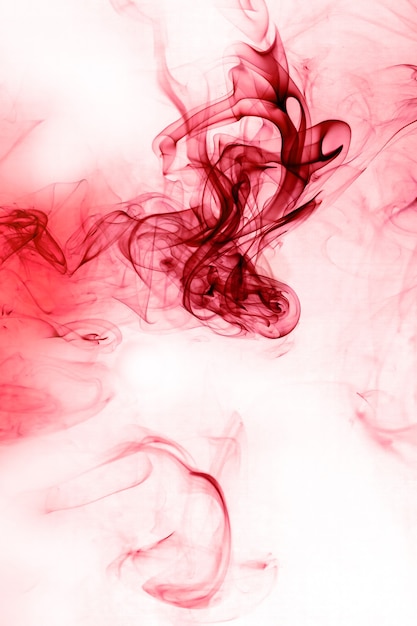Movimento de fumaça vermelha sobre fundo branco.