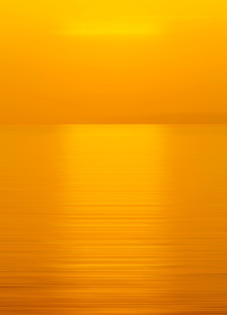 Movimento de fundo abstrato turva de refração na água com pôr do sol no mar em tempos de crepúsculo.