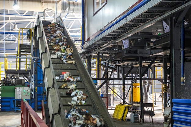 Movimento de transportador transportador em planta moderna de processamento de reciclagem de resíduos Separação e classificação da recolha de lixo Reciclagem e armazenamento de residuos para eliminação posterior