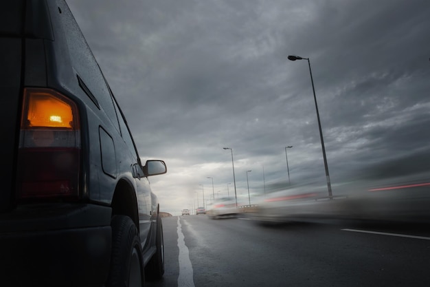 Movimento de velocidade de foco seletivo de carros e exposição de velocidade de obturador longaConceito de transporte