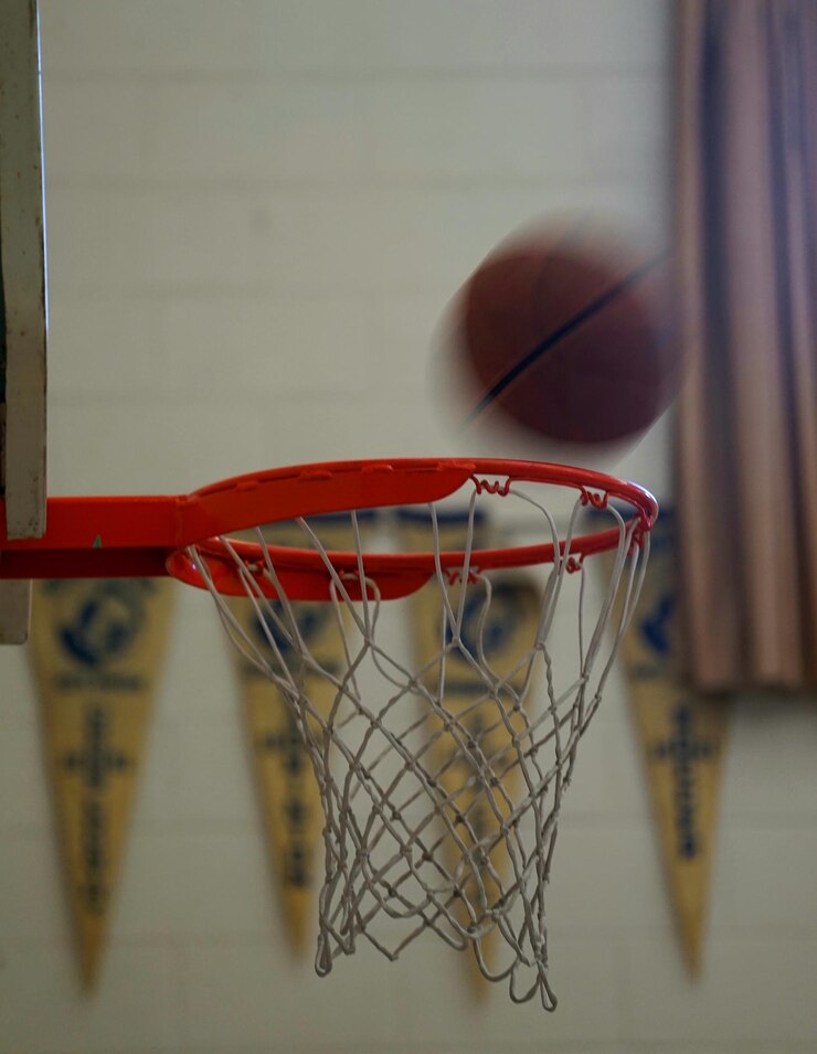 Foto movimento desfocado da bola caindo no aro de basquete
