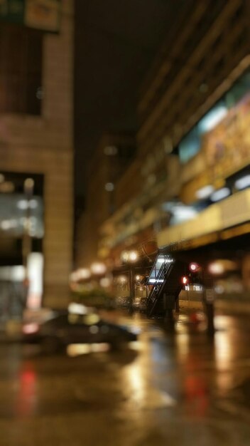 Foto movimento desfocado da cidade iluminada à noite