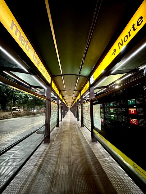 Foto movimento desfocado da estação ferroviária