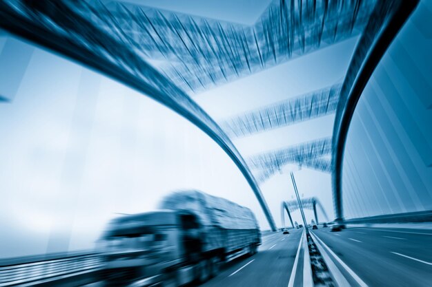 Foto movimento desfocado da ponte na cidade