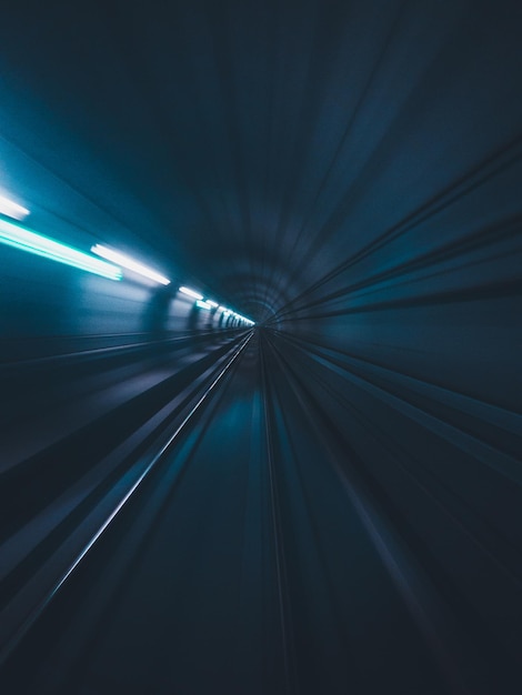 Movimento desfocado da via ferroviária no túnel