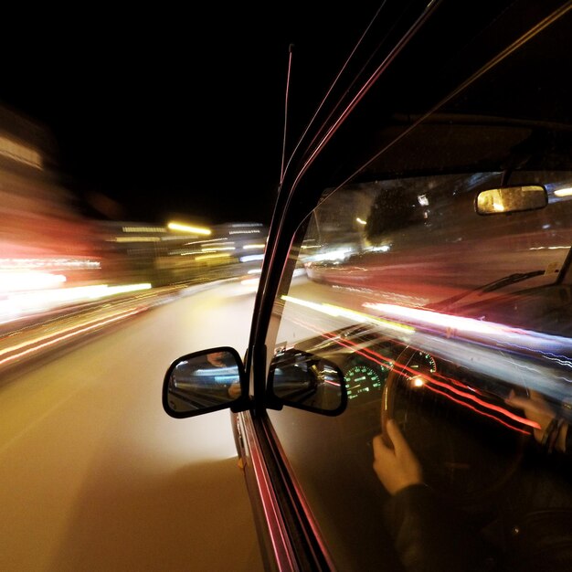 Foto movimento desfocado de carro na rua à noite