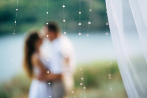 Foto movimento desfocado de homem e mulher de pé ao ar livre