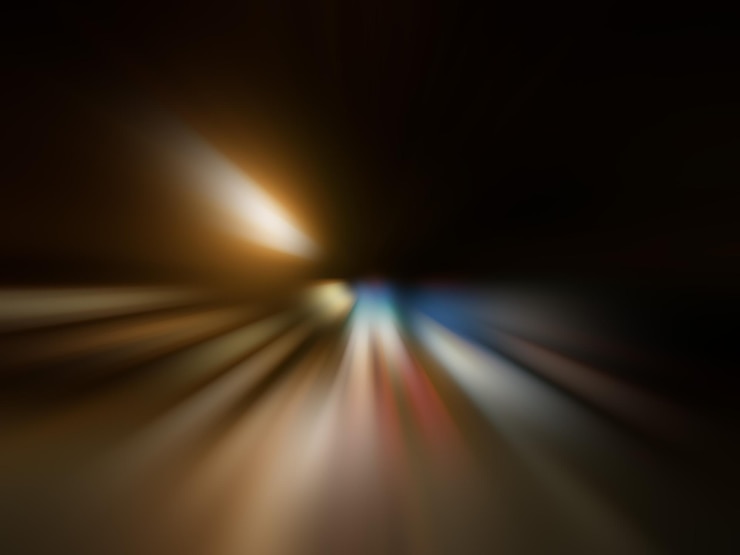 Foto movimento desfocado de luzes iluminadas à noite